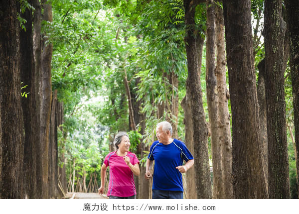 亚洲一对快乐的老夫妇早上一起慢跑晚年幸福活力老人老人跑步运动健身跑步公园健身微笑的老人